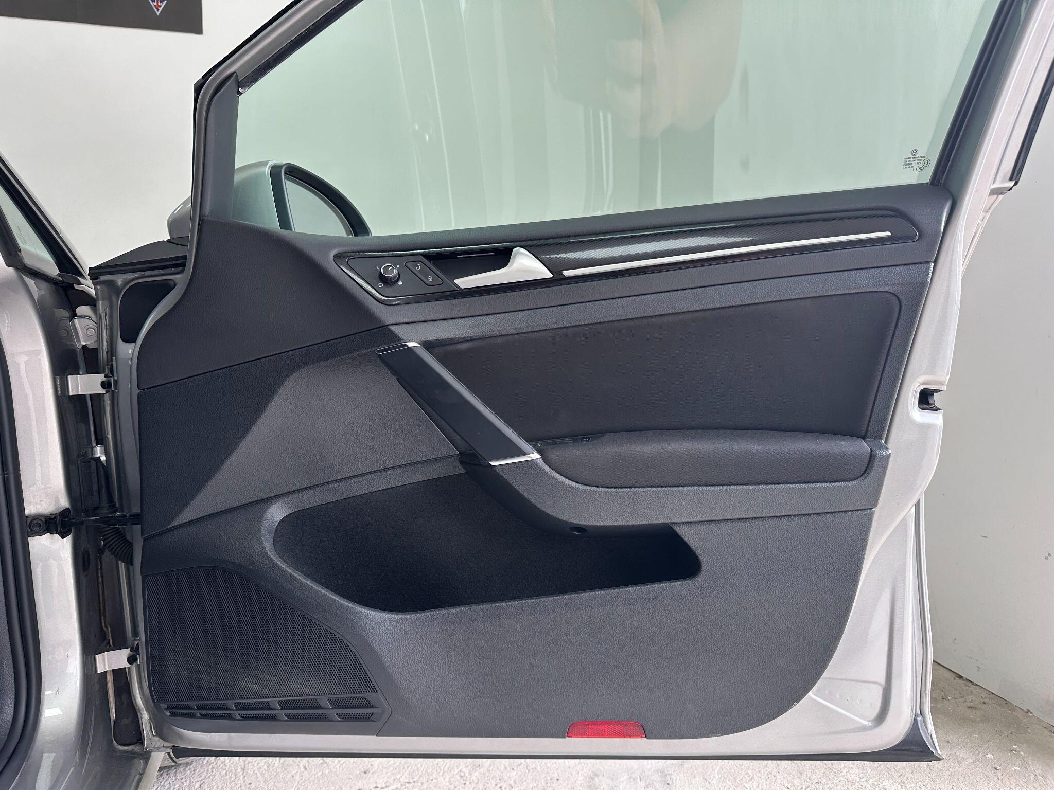 2014 Volkswagen Golf image 32