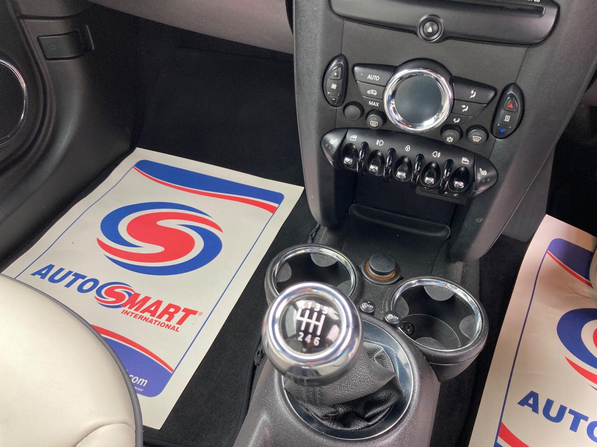 2011 MINI Hatch image 17