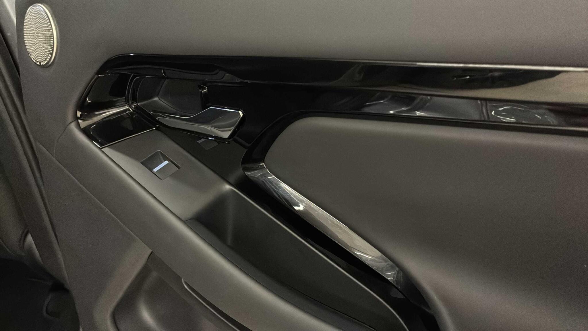 Land Rover Range Rover Evoque view 32