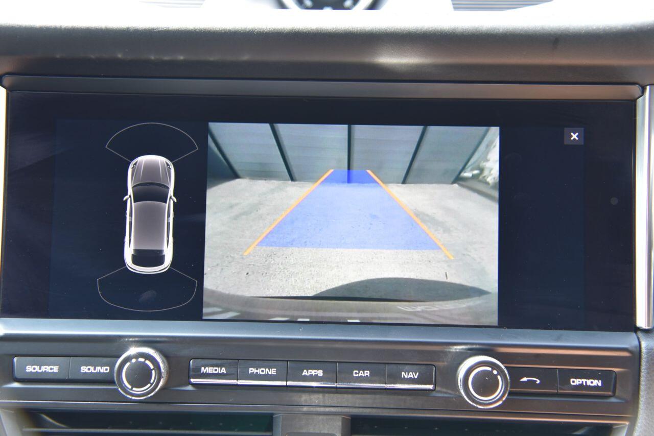 Porsche Macan view 39