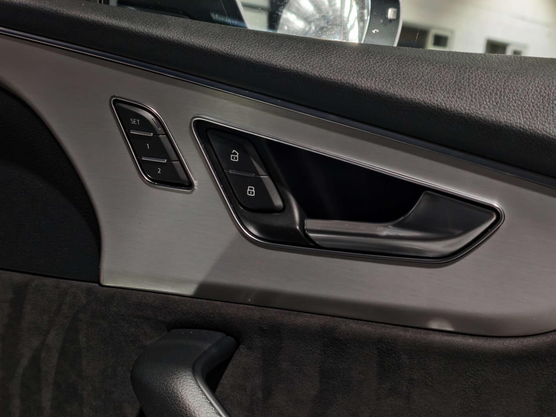 Audi Q8 view 26