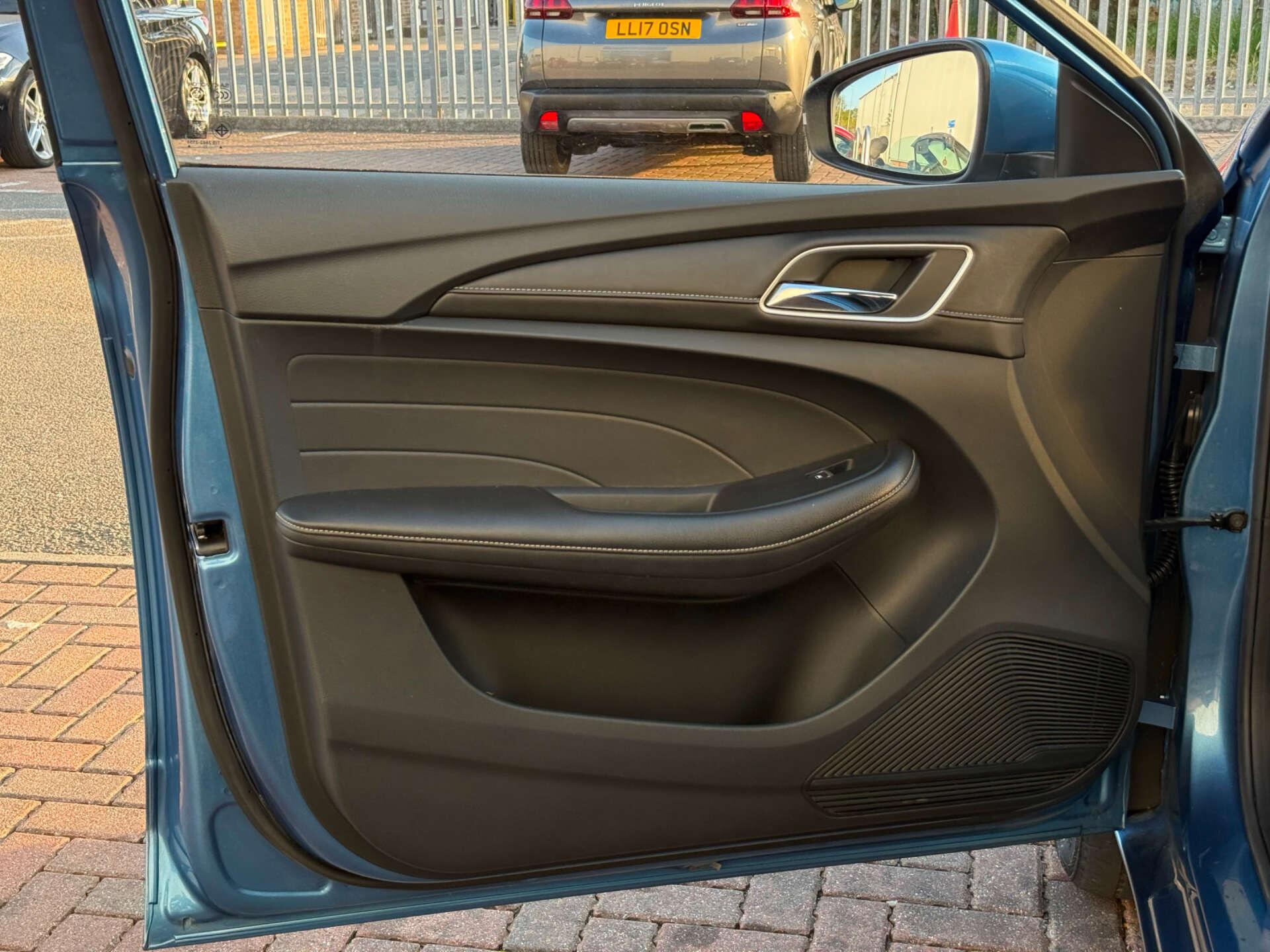 MG MG5 view 41