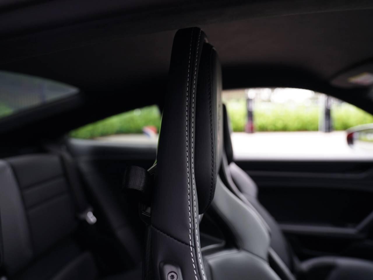 Porsche 911 view 16