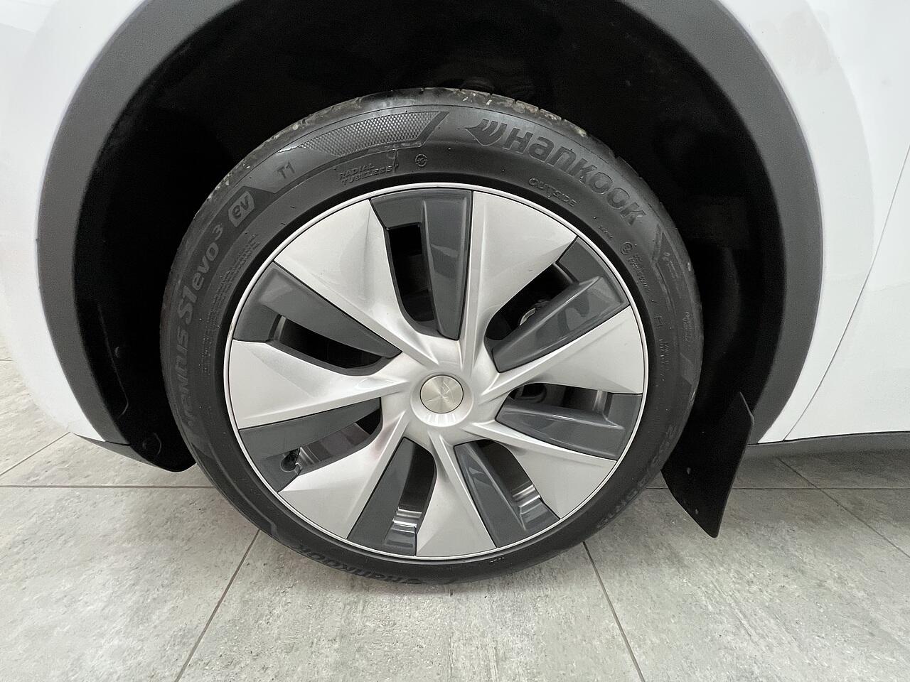 Tesla Model Y view 19