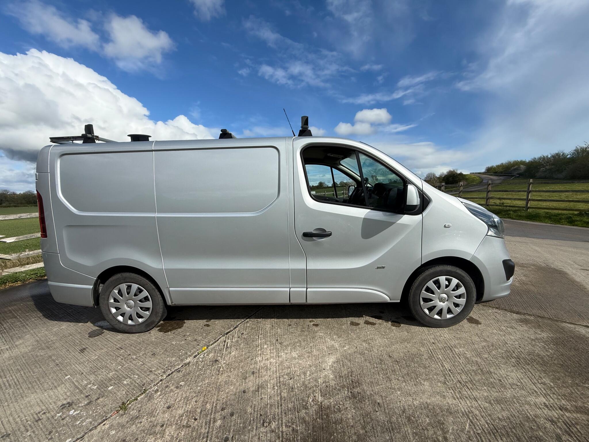 Vauxhall Vivaro 1.6 CDTi 2900 BiTurbo Sportive L1 H1 Euro 6 (s/s) 5dr — photo 25 of 98