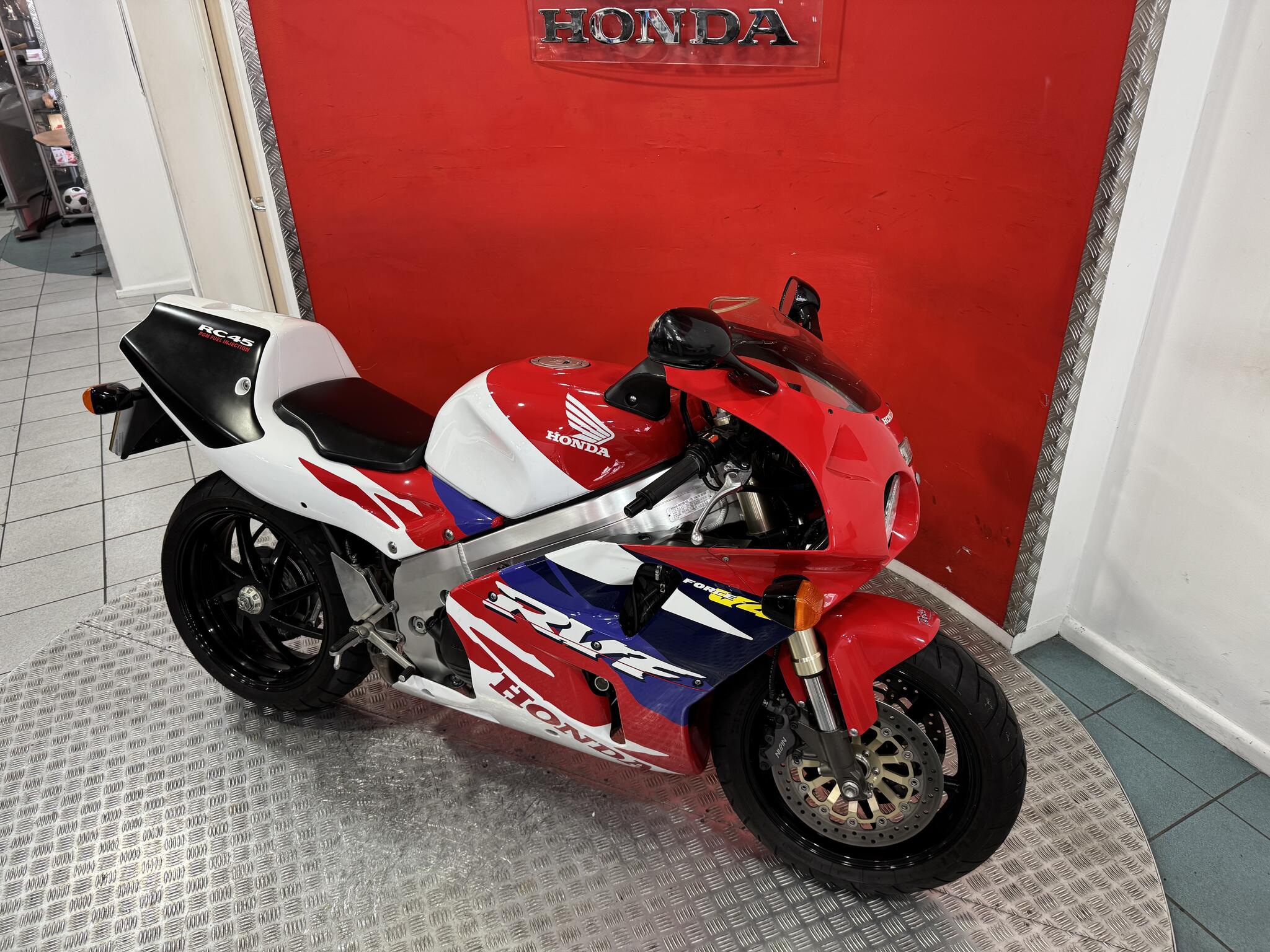 Honda RVF750 view 10