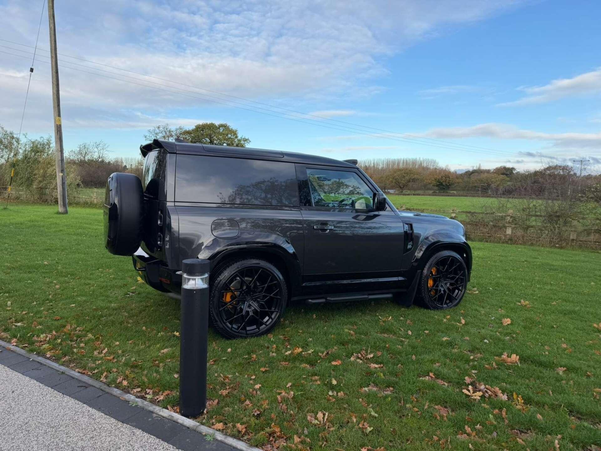 Land Rover Defender 90 view 3