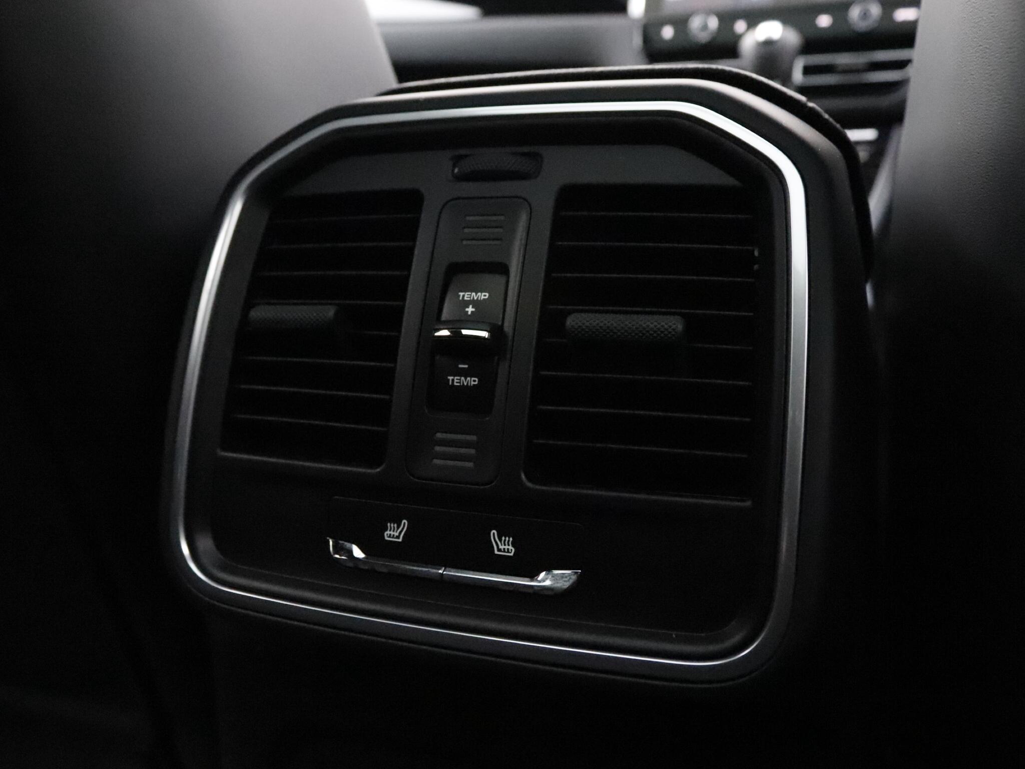 Porsche Macan view 34