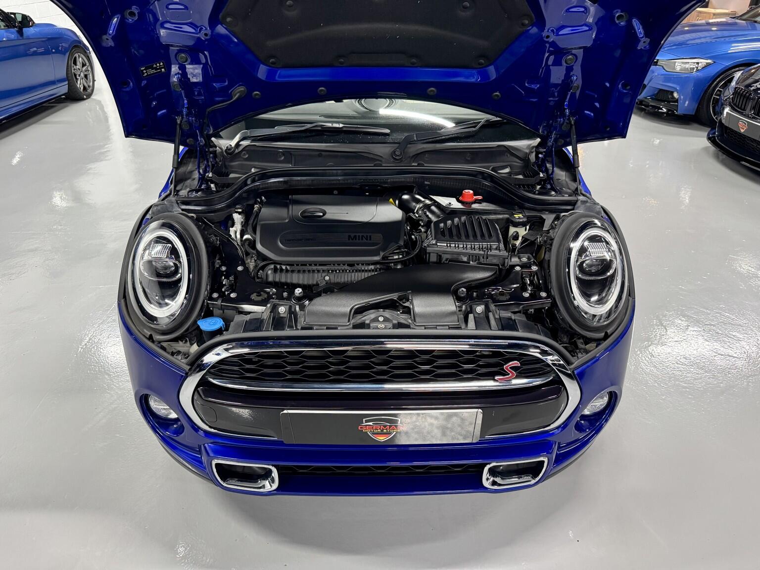 Mini Convertible view 30