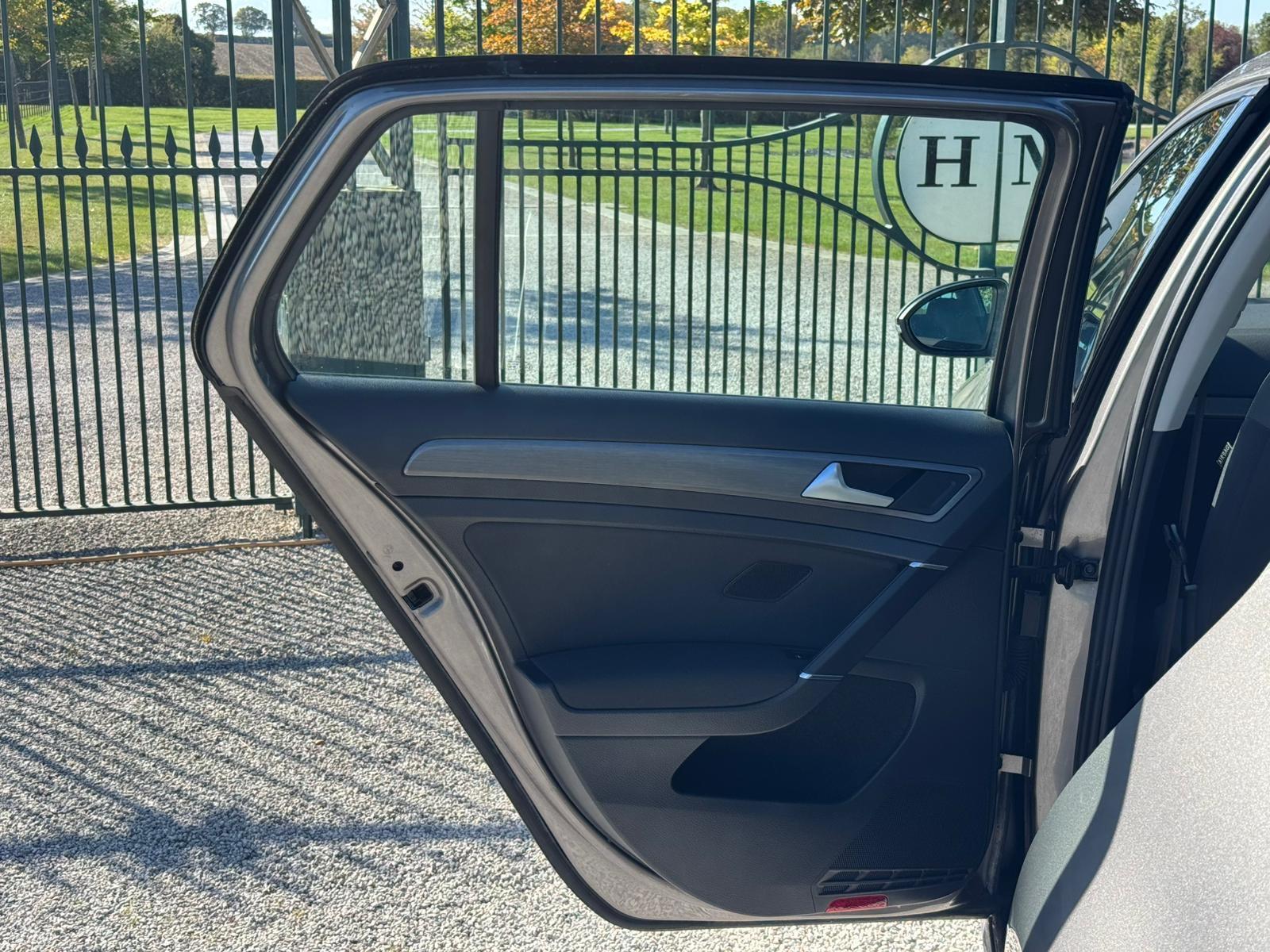 2013 Volkswagen Golf image 25