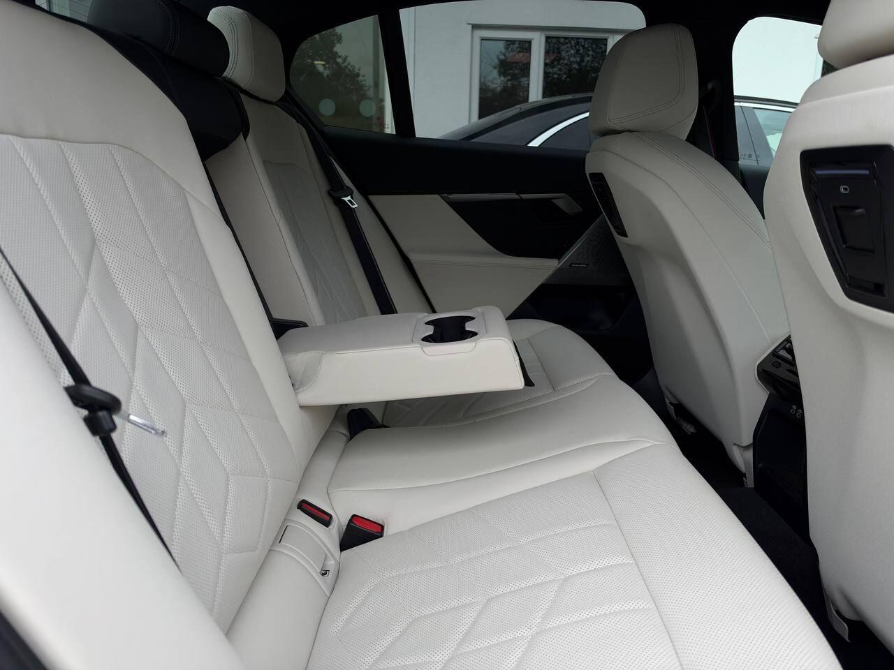 BMW i5 view 20