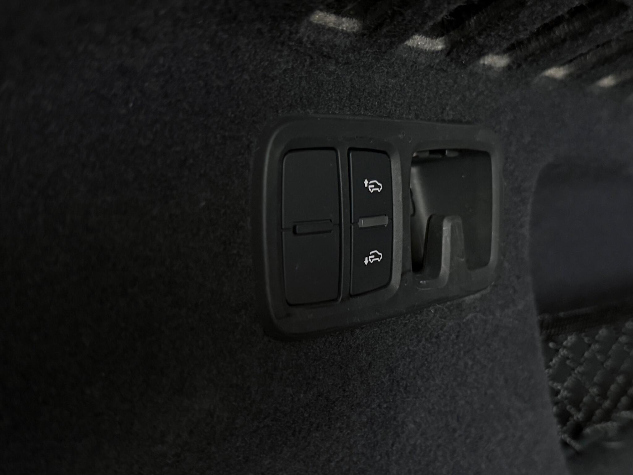 Audi Q8 view 12