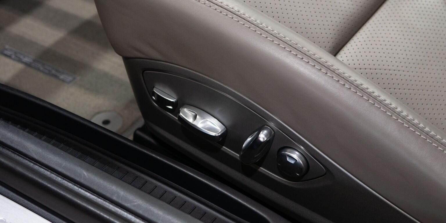 Porsche 911 view 34