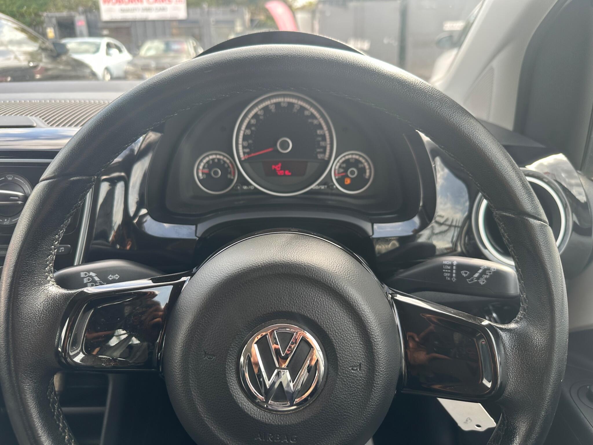 Volkswagen up! view 33