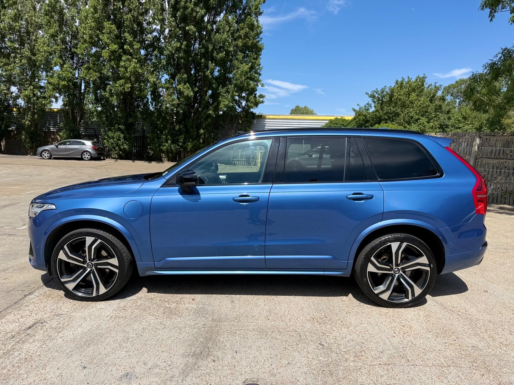 Volvo XC90 view 8