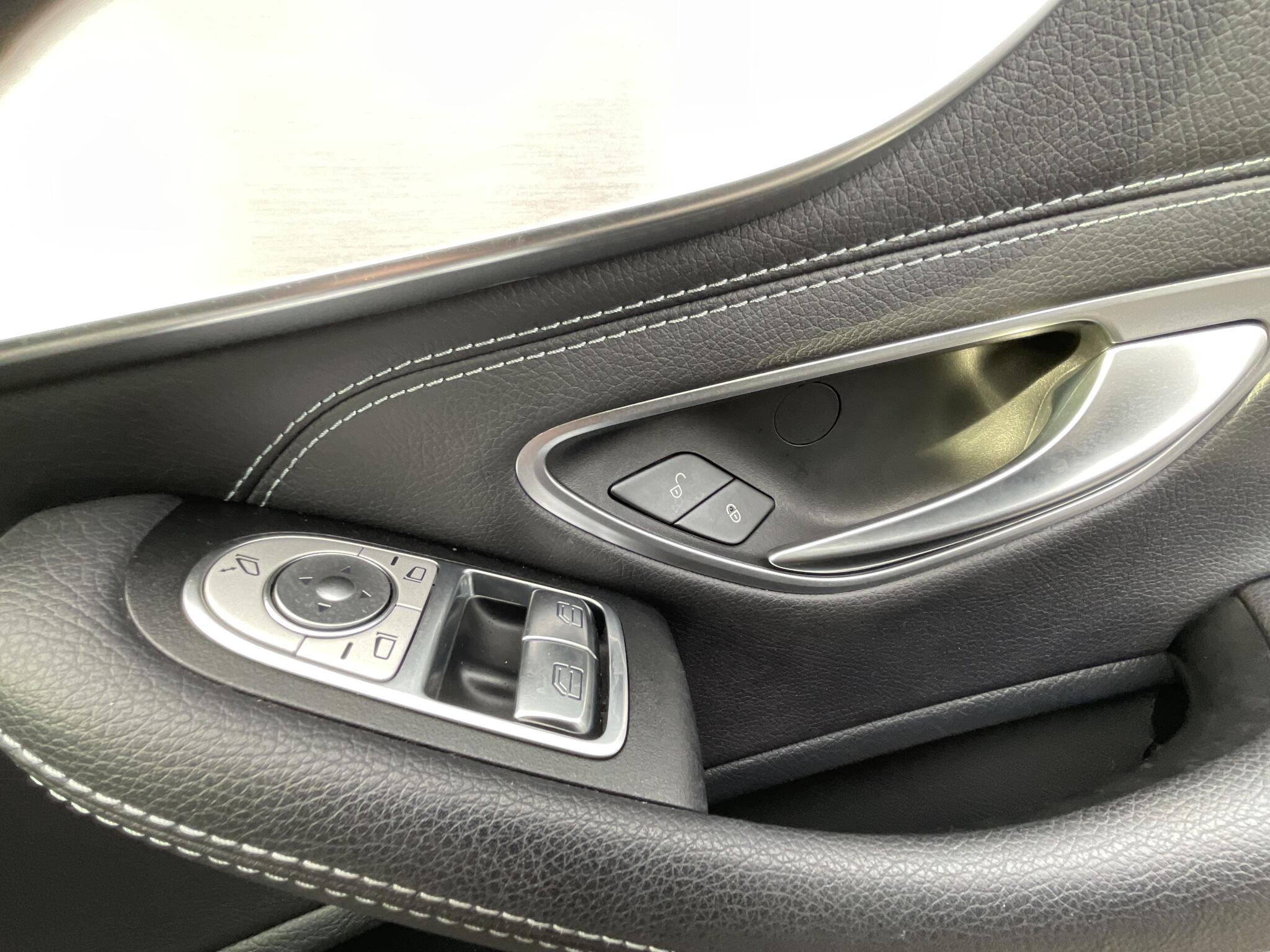 Mercedes-Benz C-Class view 27