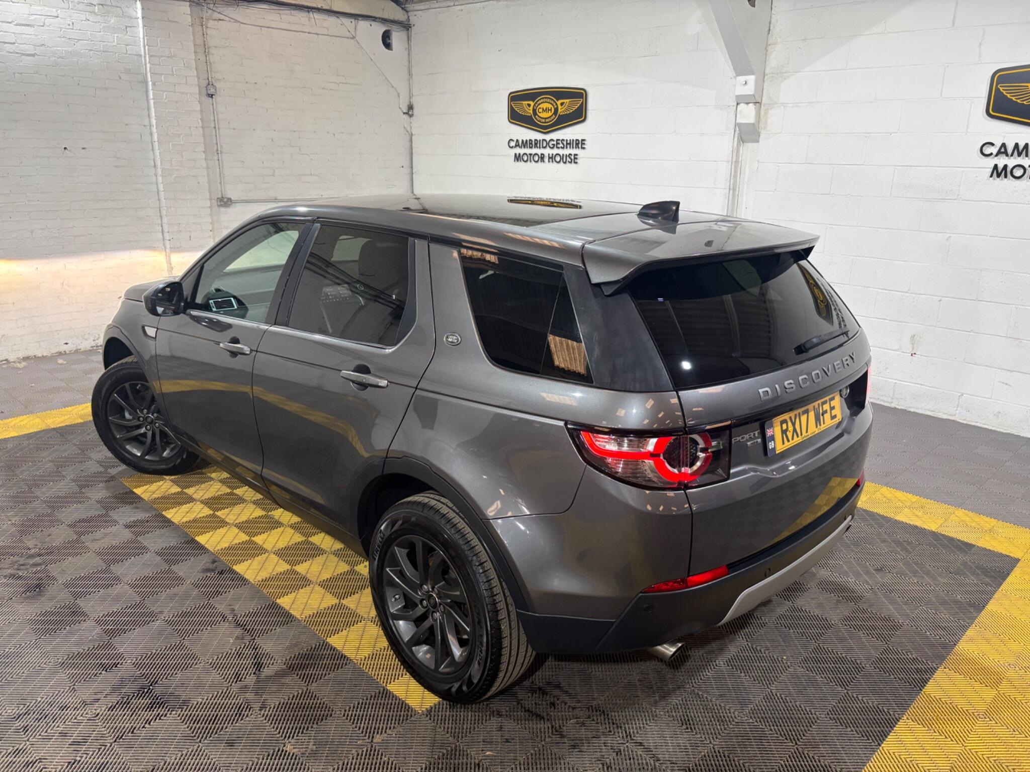 Land Rover Discovery Sport view 4