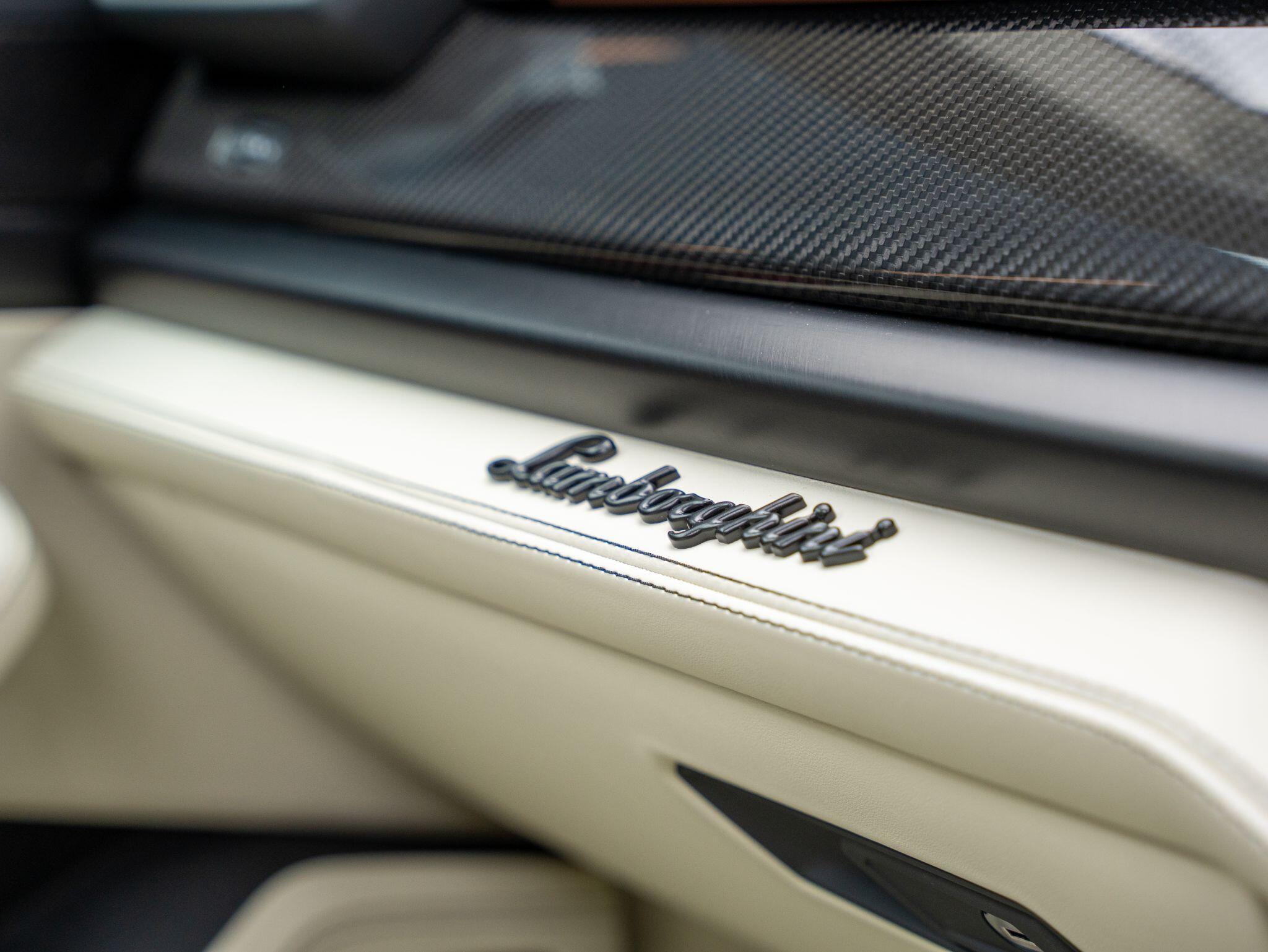Lamborghini Urus view 37