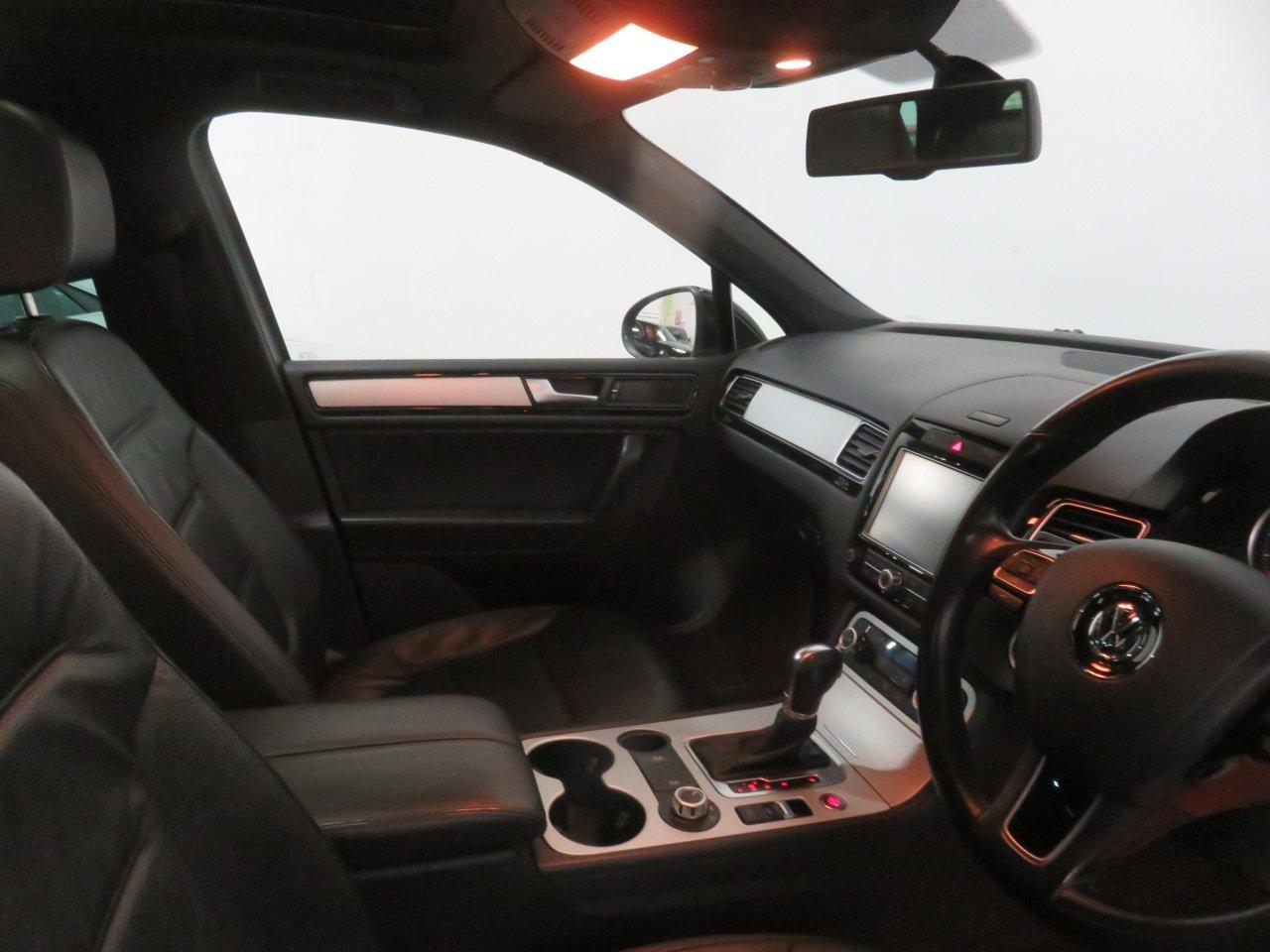 Volkswagen Touareg view 34