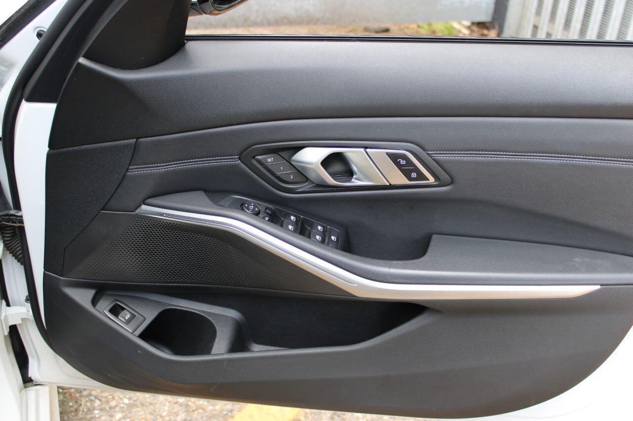 BMW 3 Series view 18