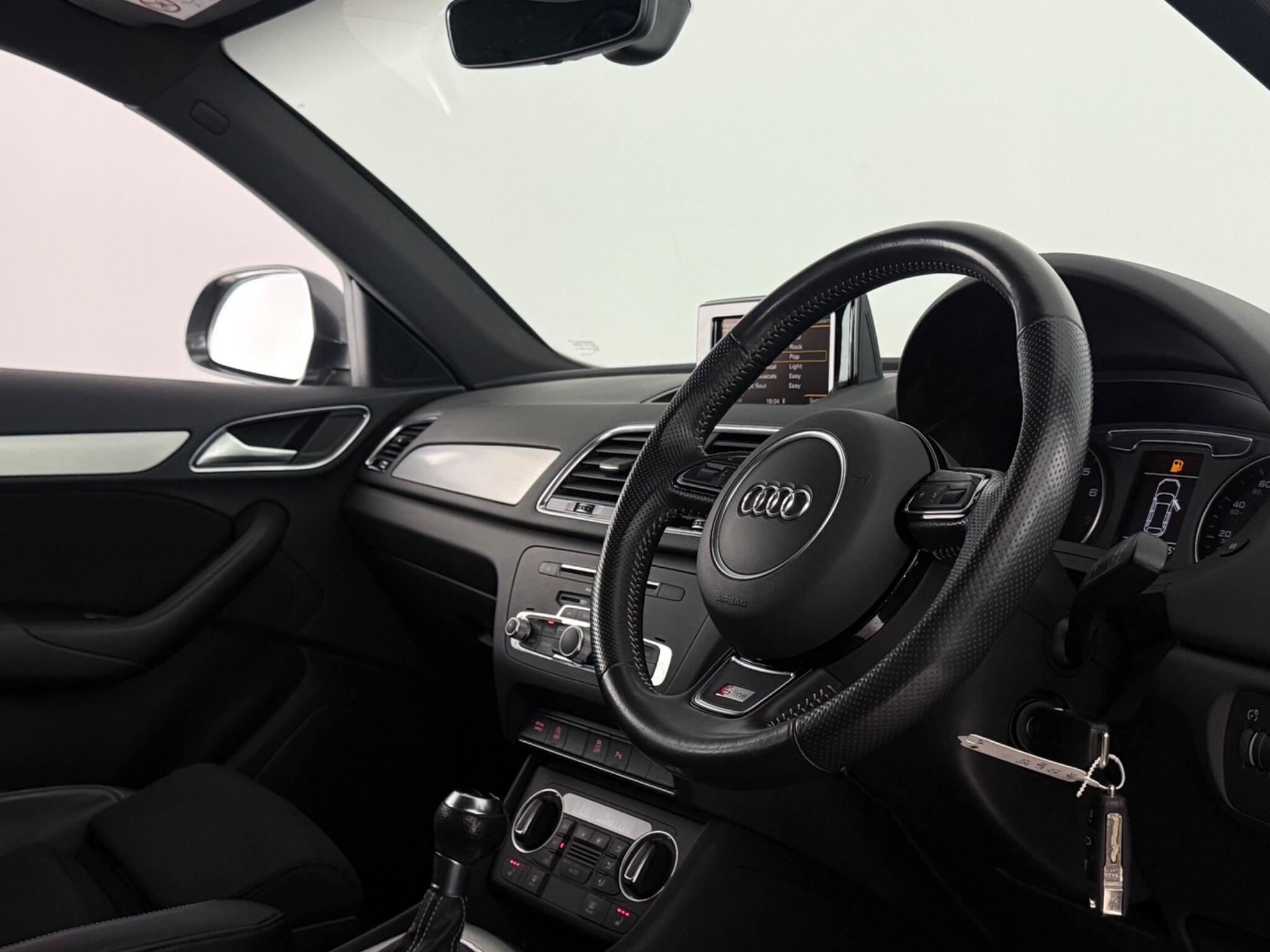 Audi Q3 view 3