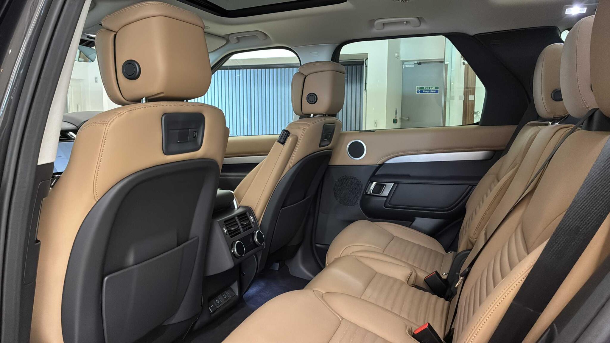 Land Rover Discovery view 4