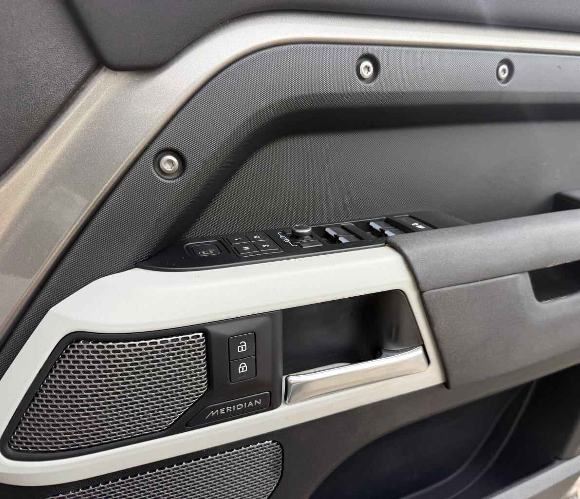 Land Rover Defender 110 view 17