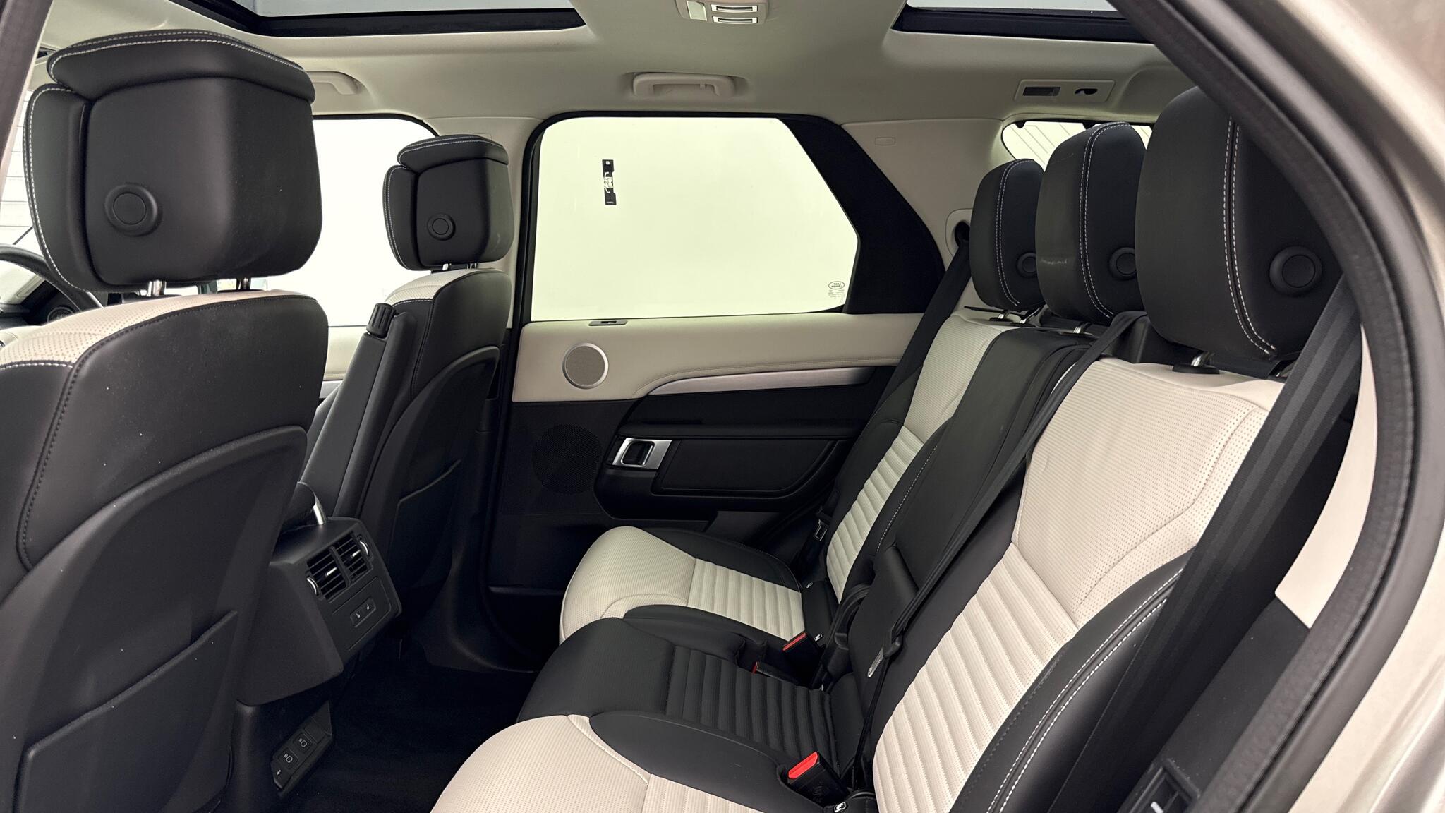 Land Rover Discovery view 4
