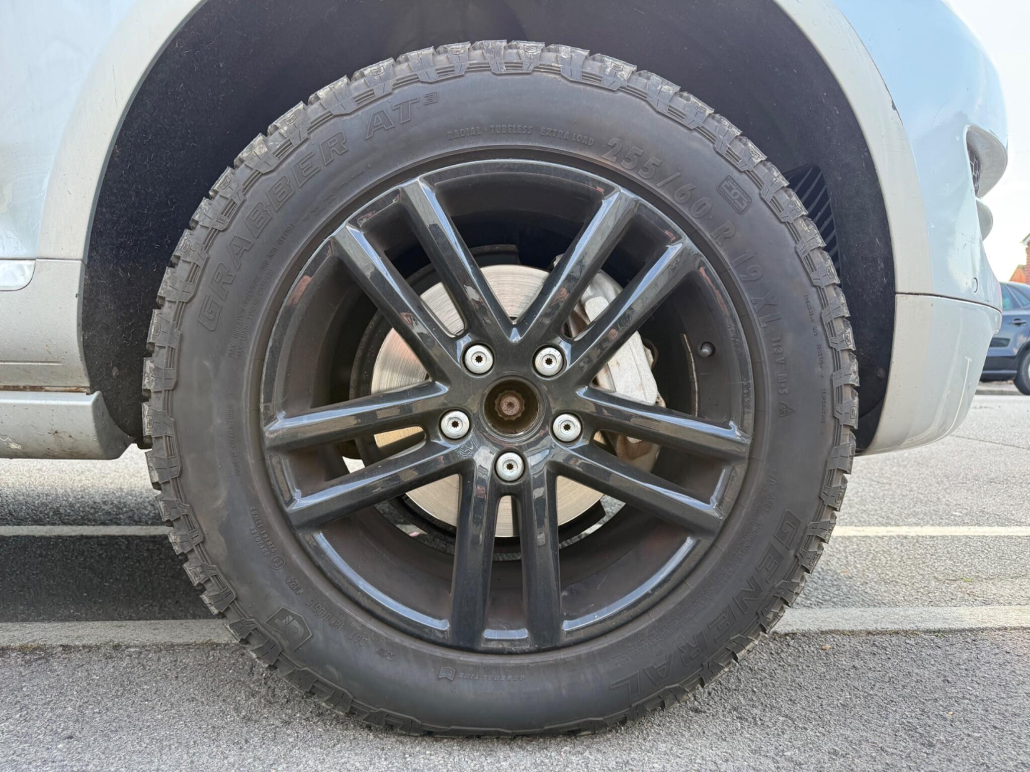 Volkswagen Touareg view 17