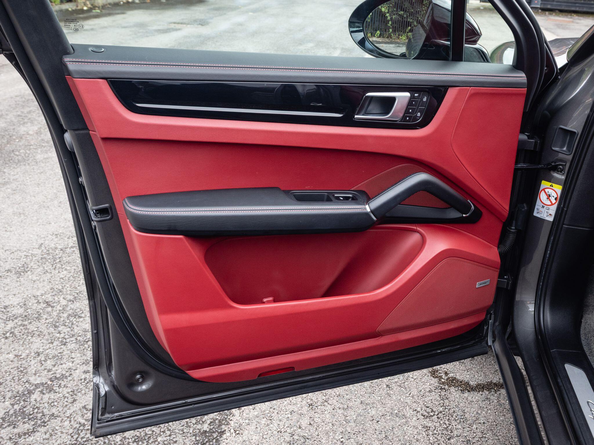 Porsche Cayenne view 19