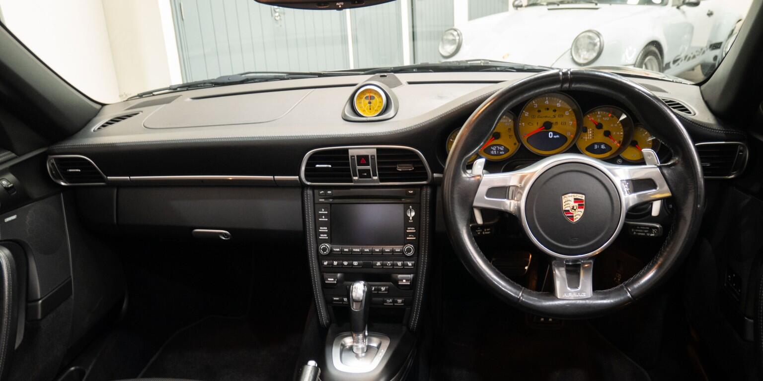 Porsche 911 view 21