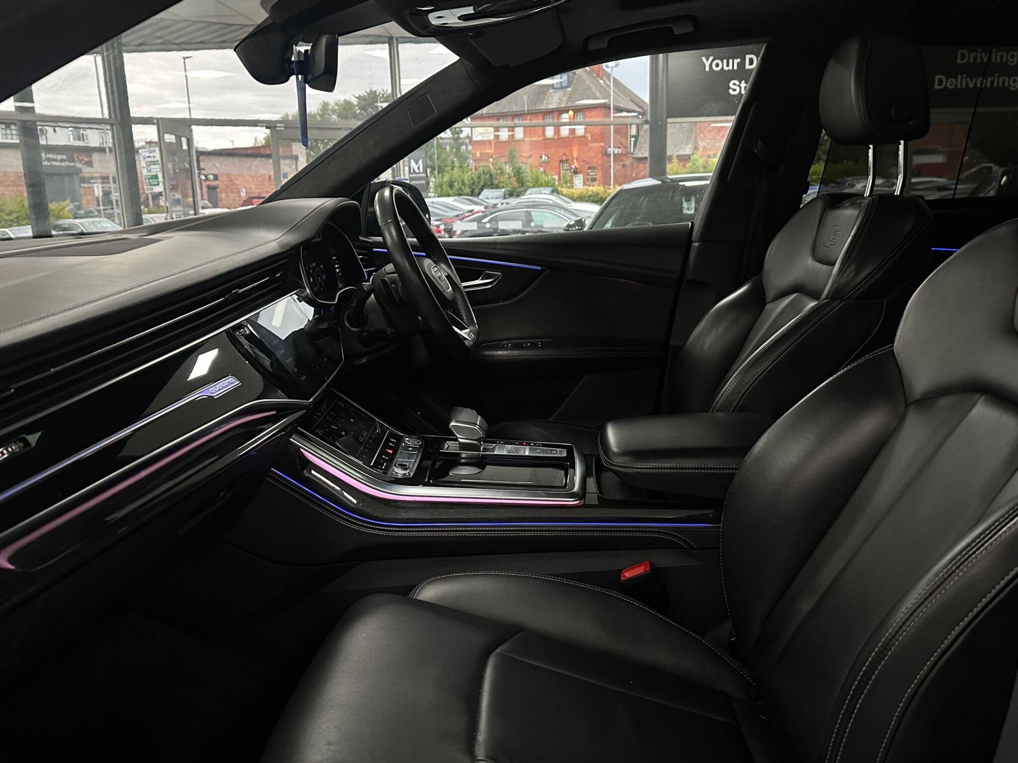 Audi Q8 view 42