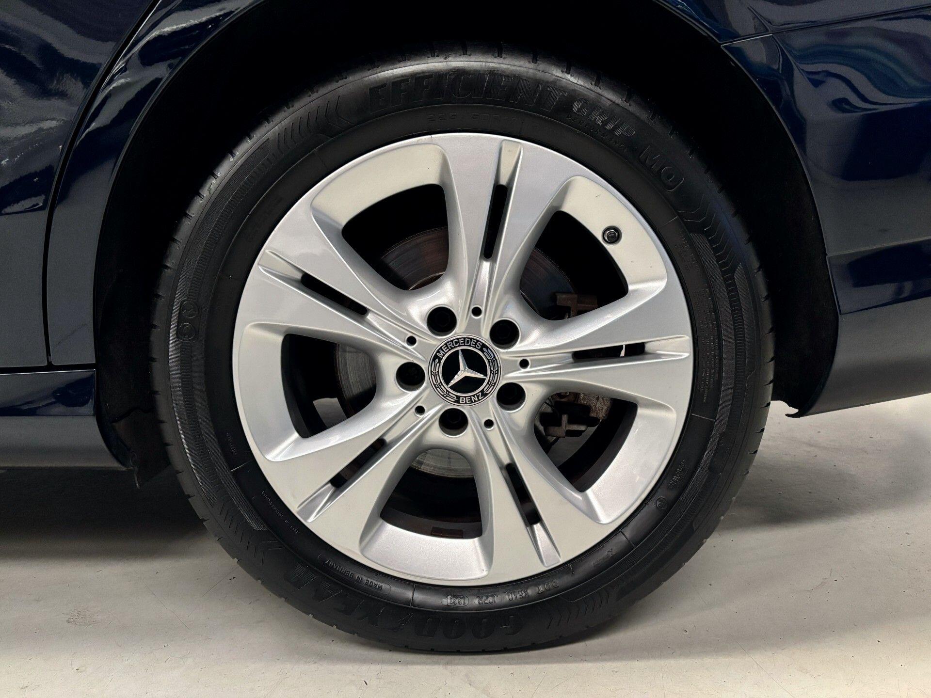 Mercedes-Benz C-Class view 36