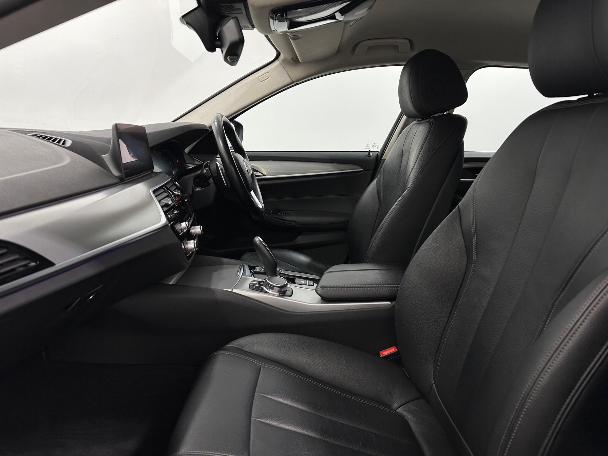 BMW 5 Series view 36
