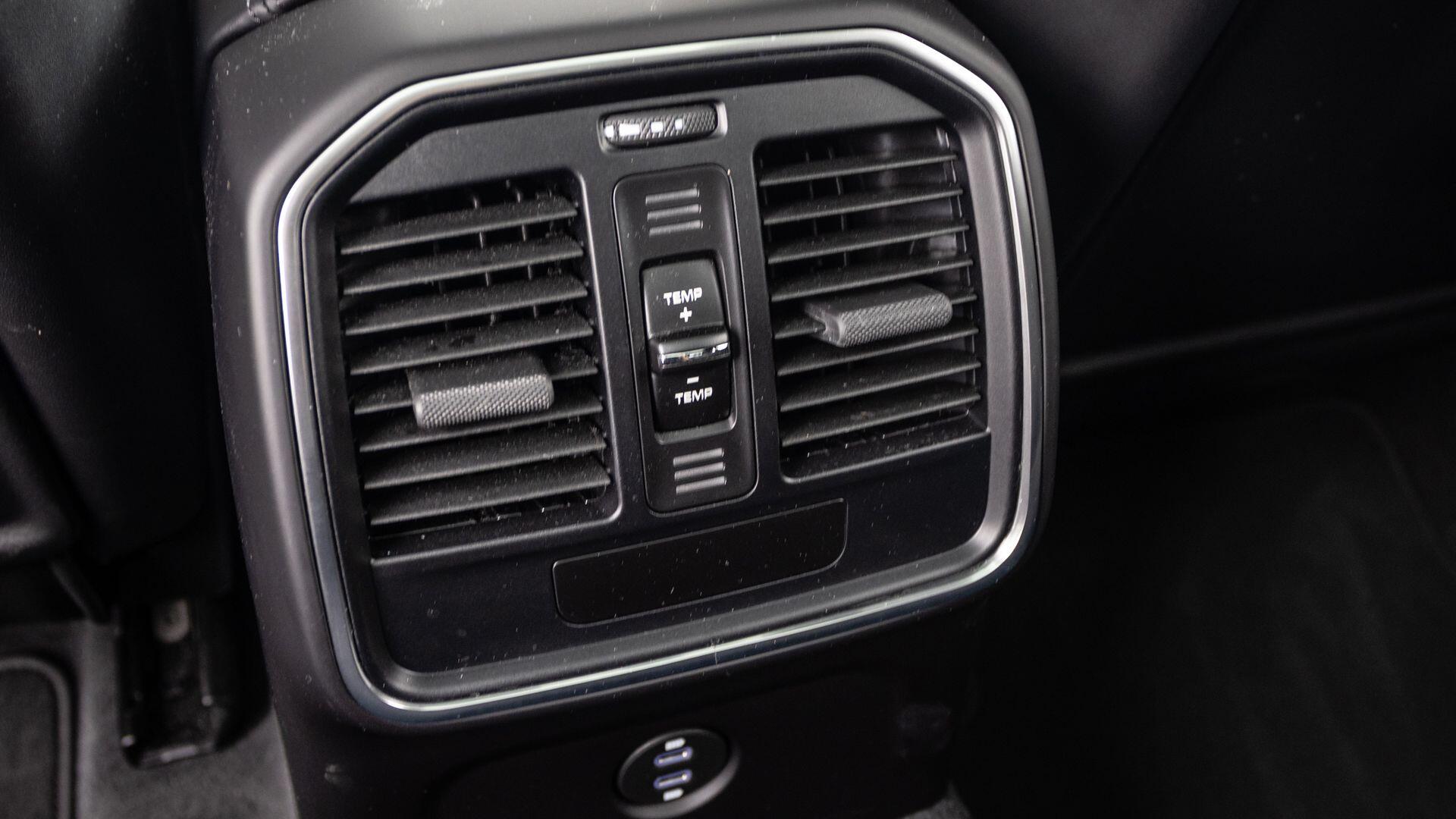 Porsche Macan view 32
