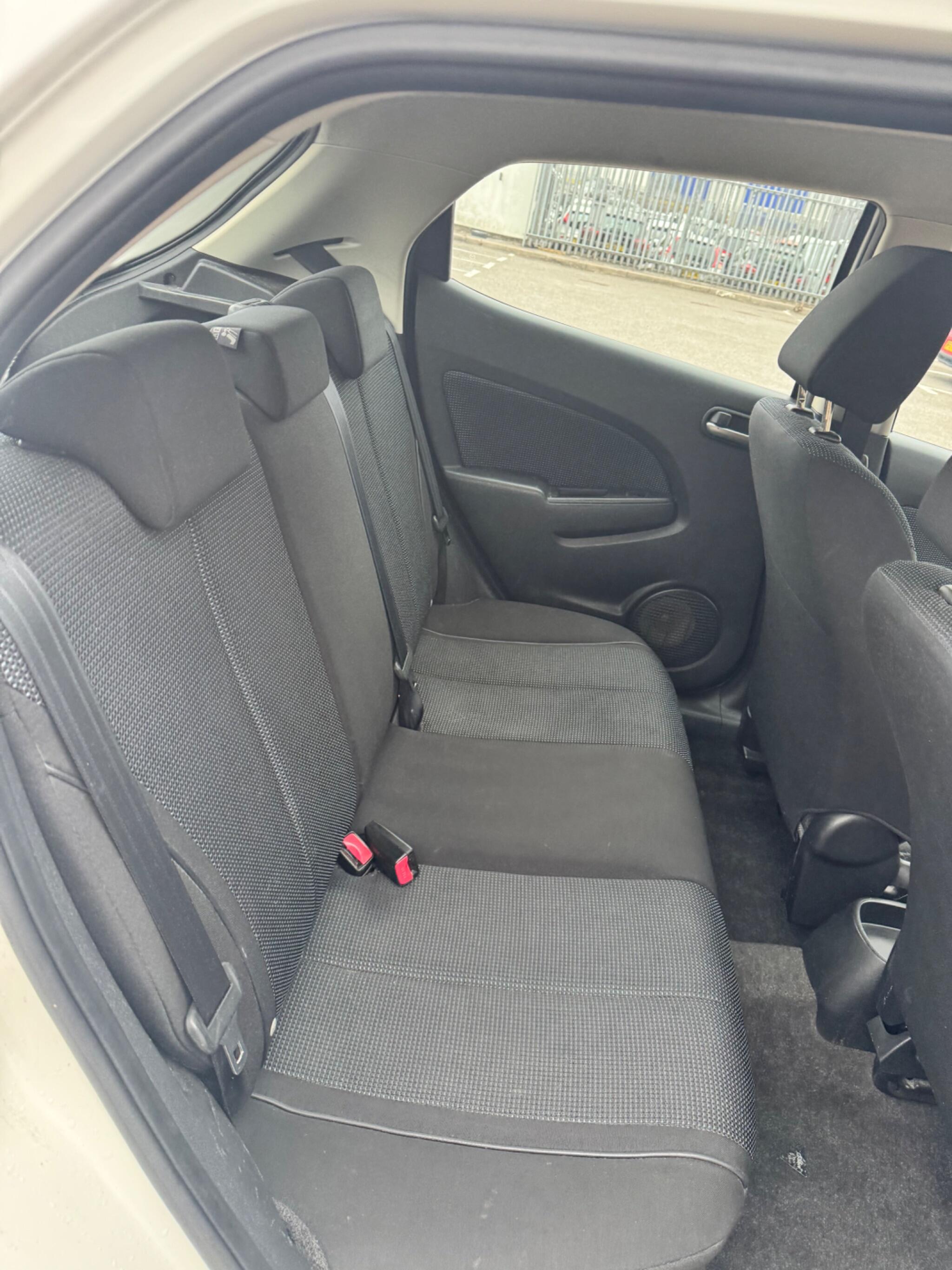 Mazda Mazda2 view 27