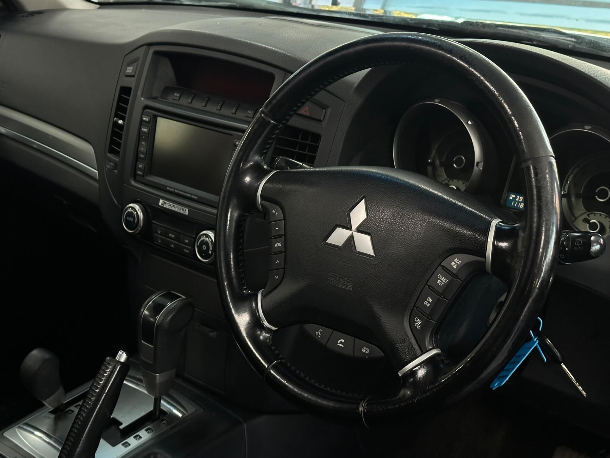 Mitsubishi Shogun view 14