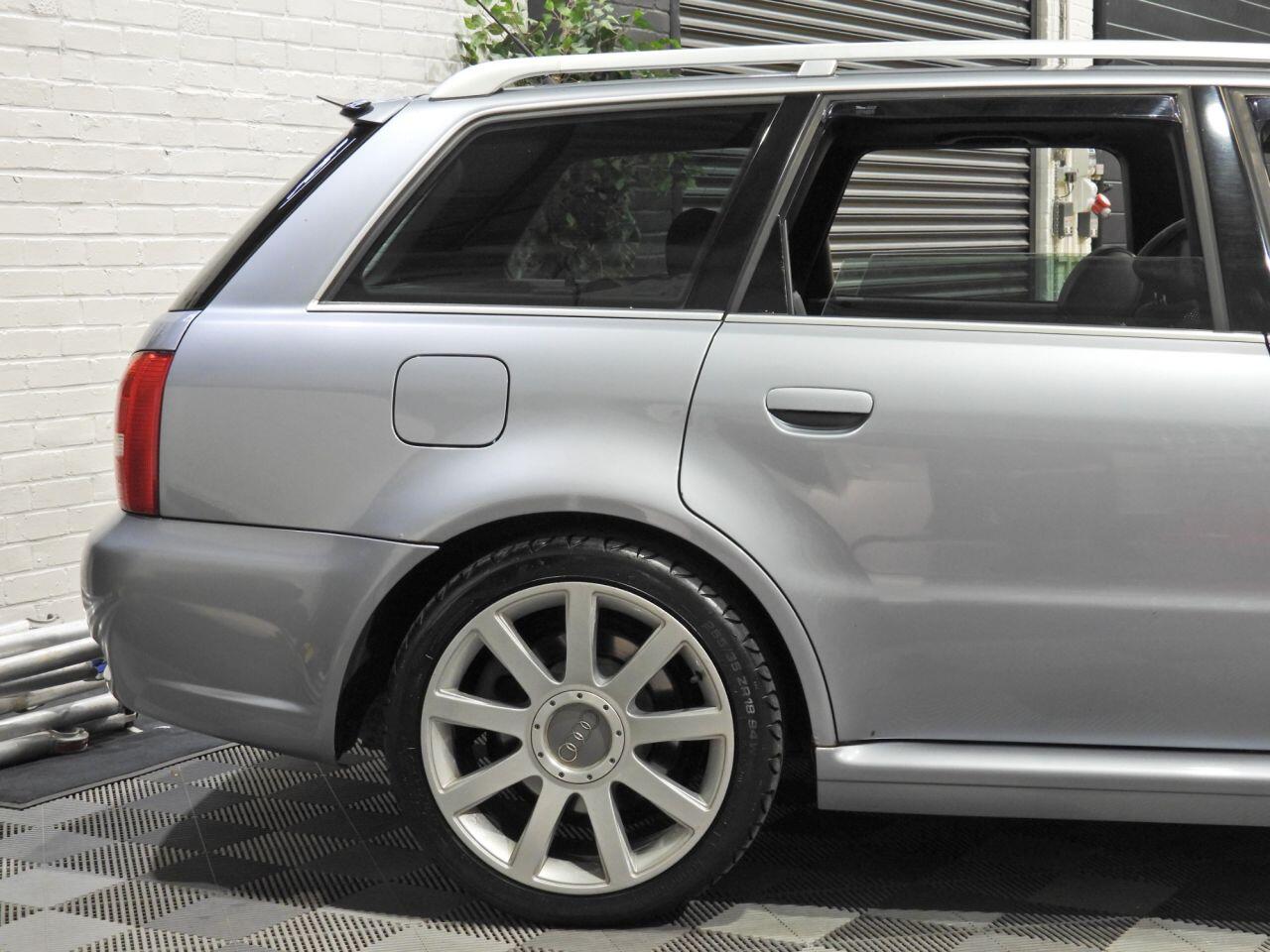 Audi RS4 view 28