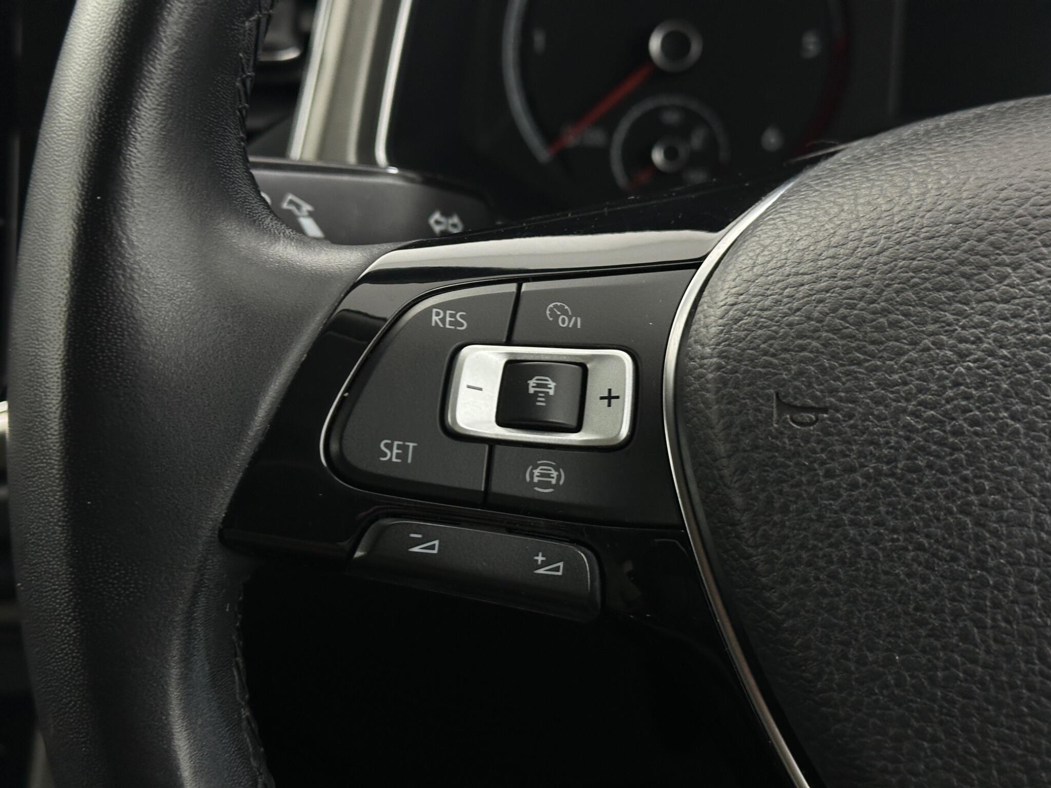 Volkswagen T-Roc view 15