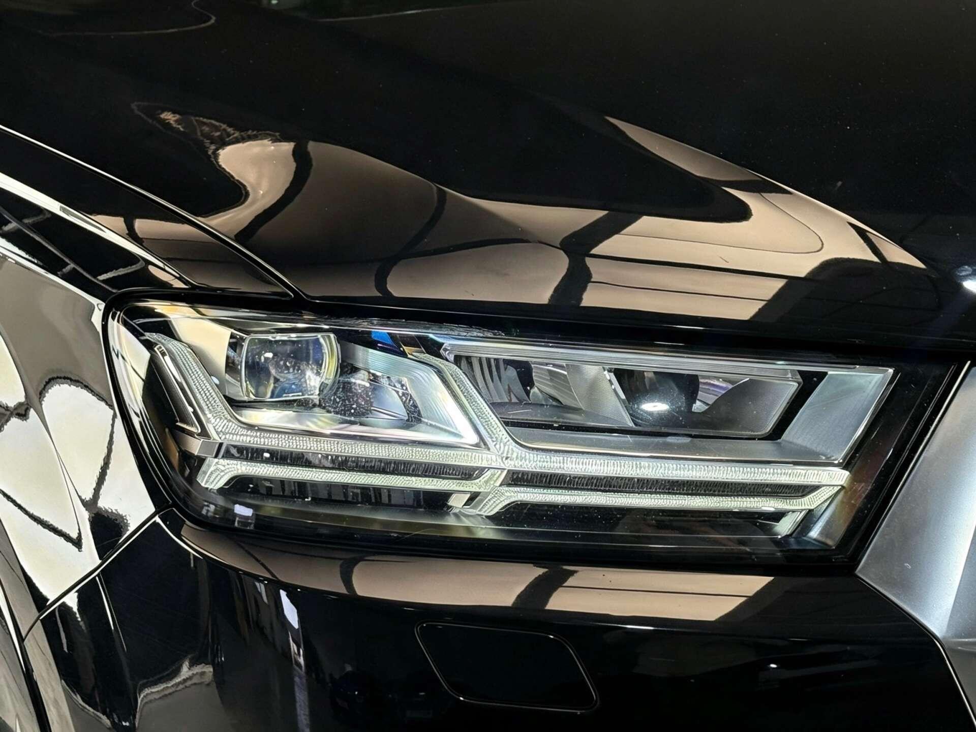 Audi Q7 view 4