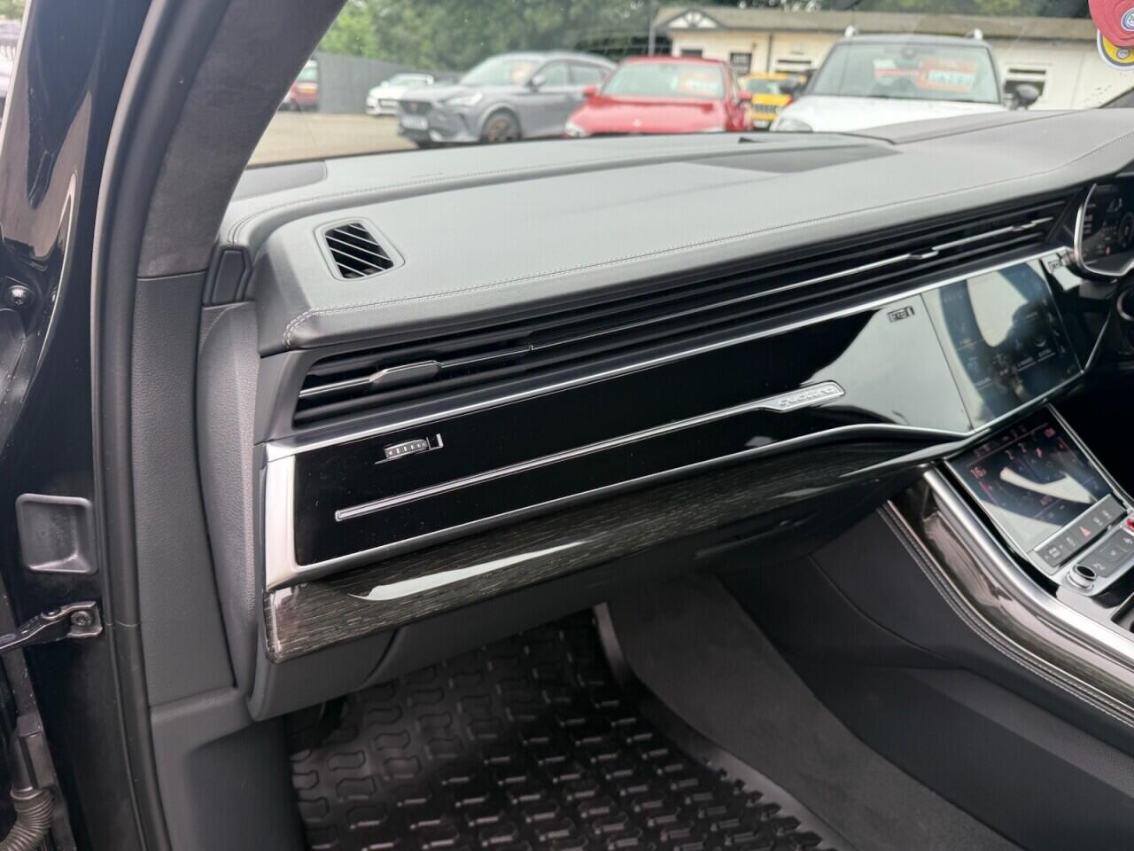 Audi SQ7 view 40