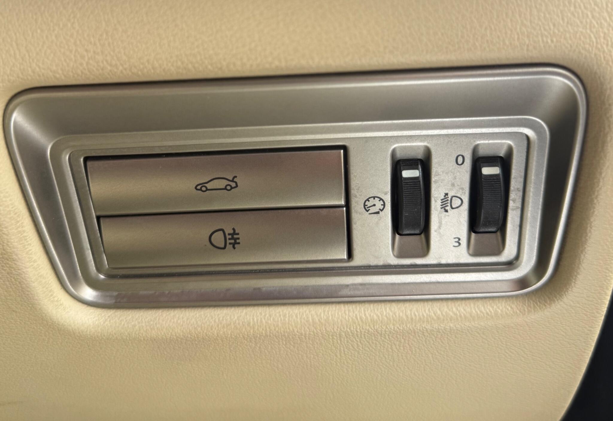 2008 Jaguar XF image 36