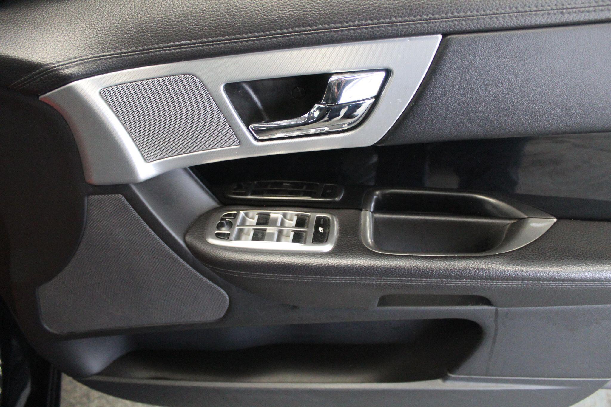 Jaguar XF view 47