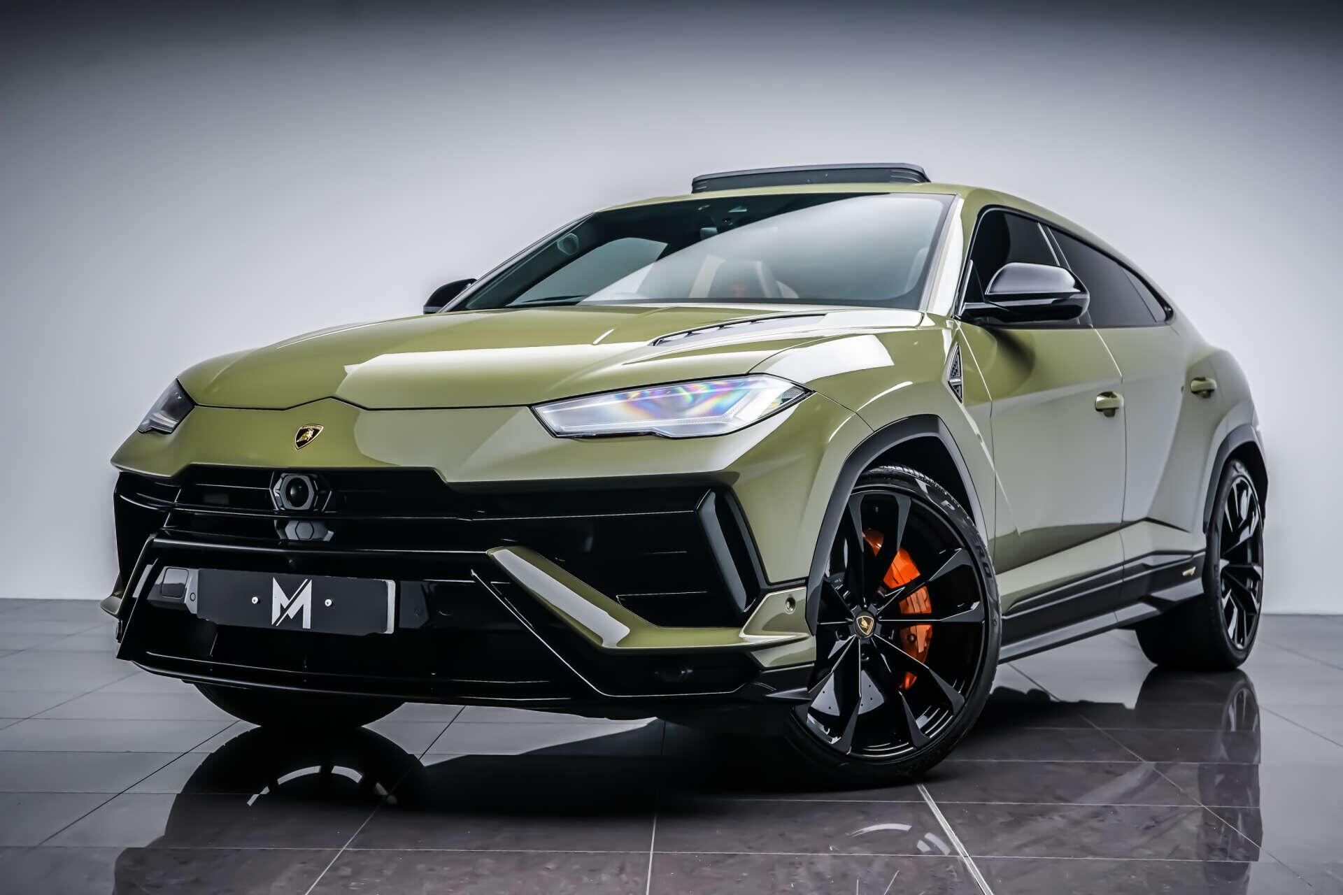 Lamborghini Urus view 5