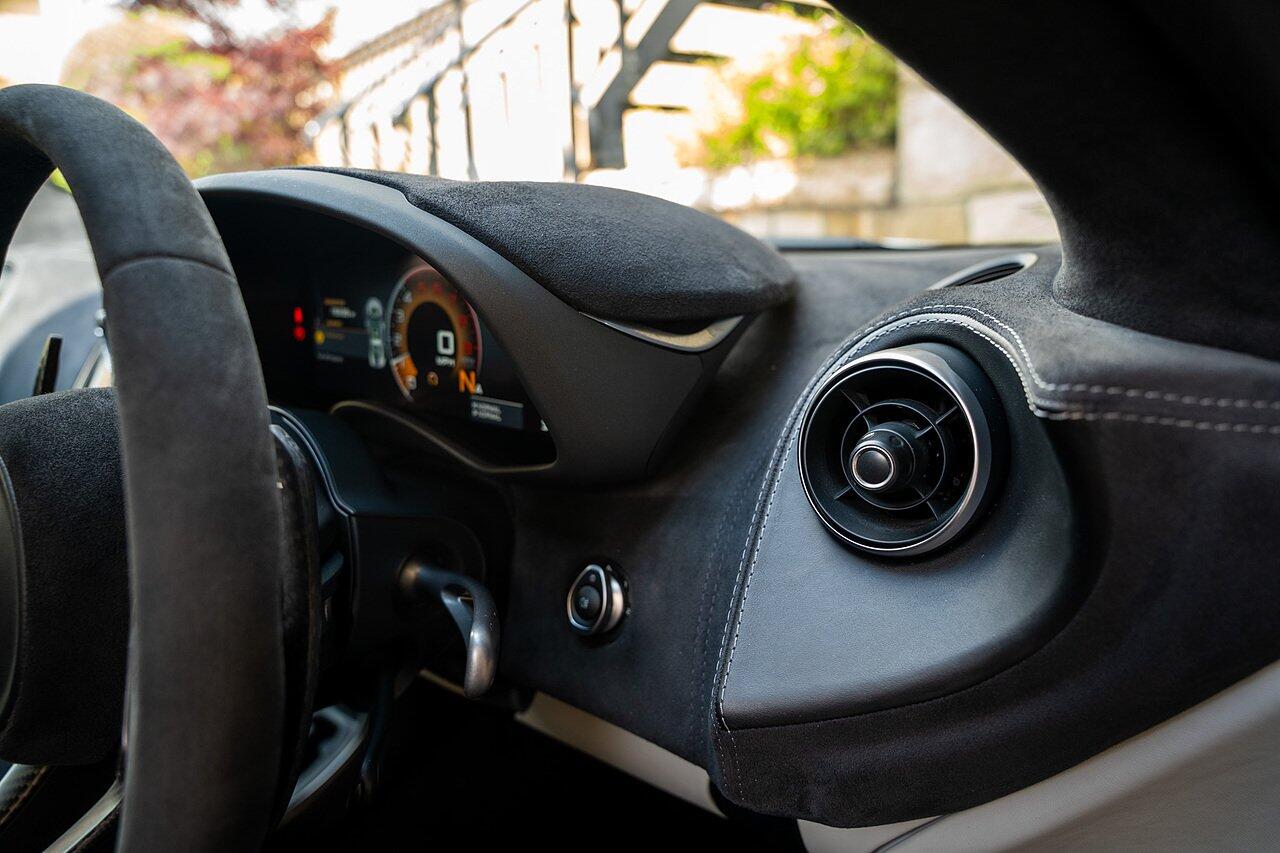 McLaren 570S view 90