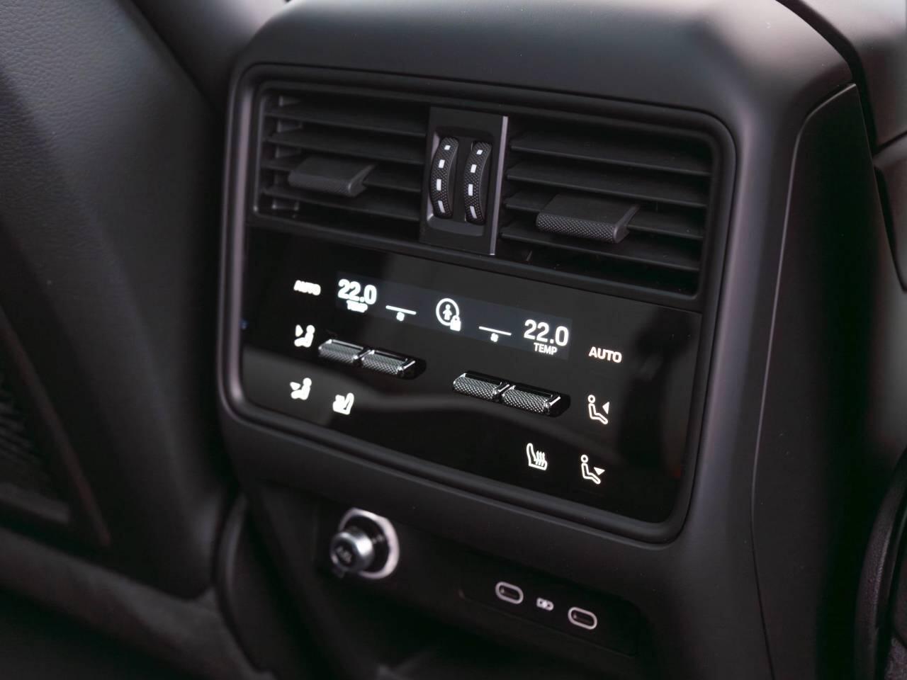 Porsche Cayenne view 40