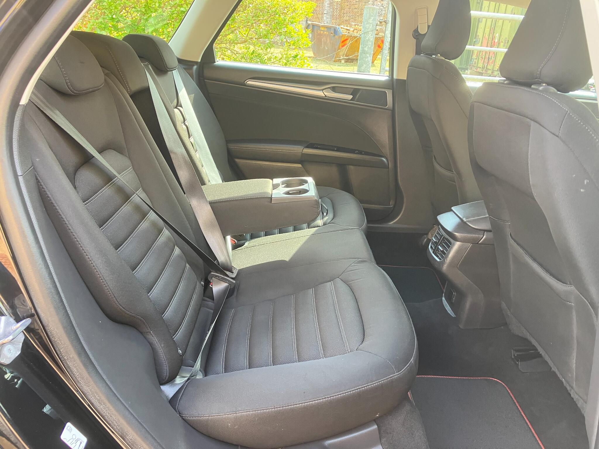 Ford Mondeo view 10