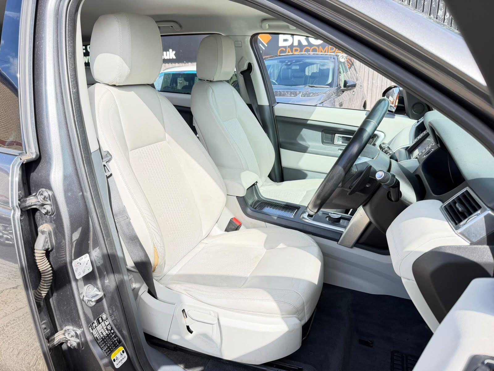 Land Rover Discovery Sport view 13