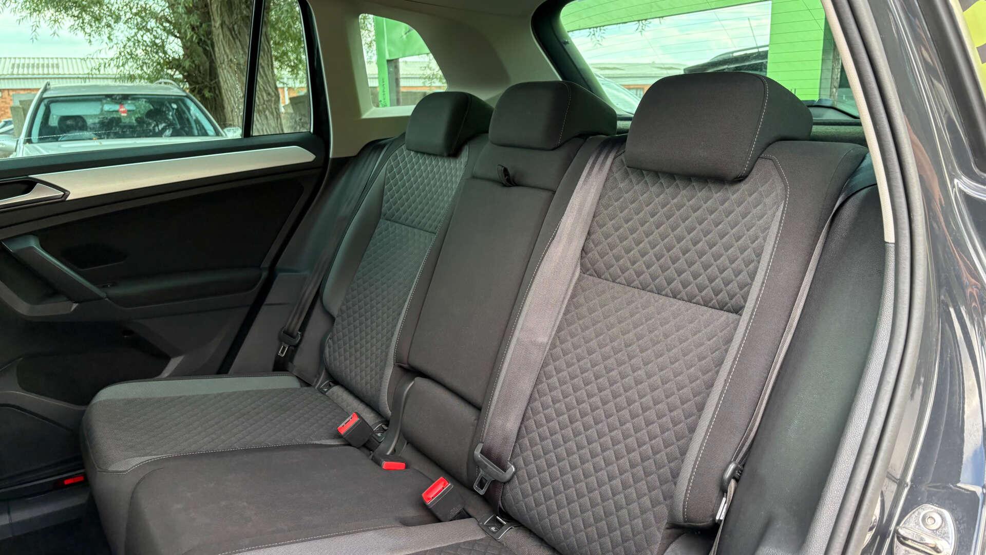 Volkswagen Tiguan view 3