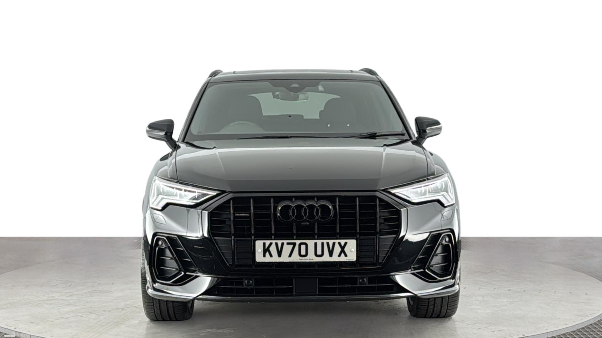 Audi Q3 view 8